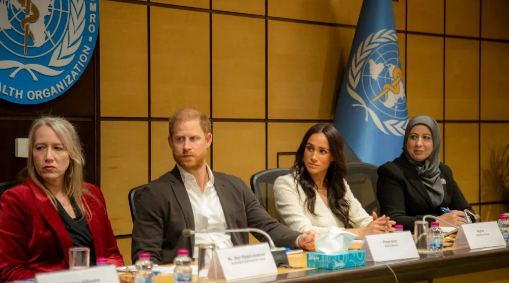 الأمير هاري وزوجته ميغان خلال اجتماع مع منظمة الصحة العالمية إلى جانب المانحين الرئيسين والشركاء الإنسانيين في عمّان 25 فبراير 2026 (رويترز)