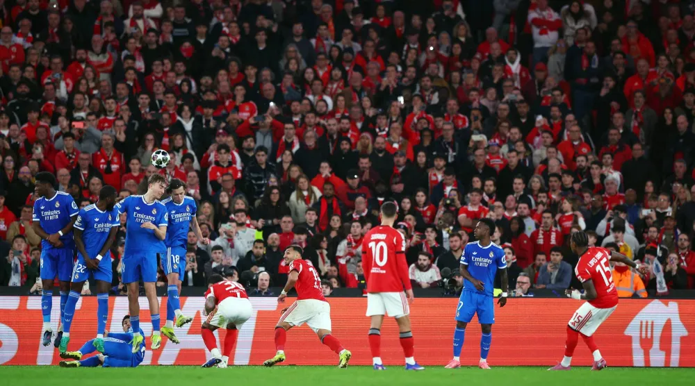 جماهير بنفيكا في مباراة بنفيكا ضد ريال مدريد (رويترز)