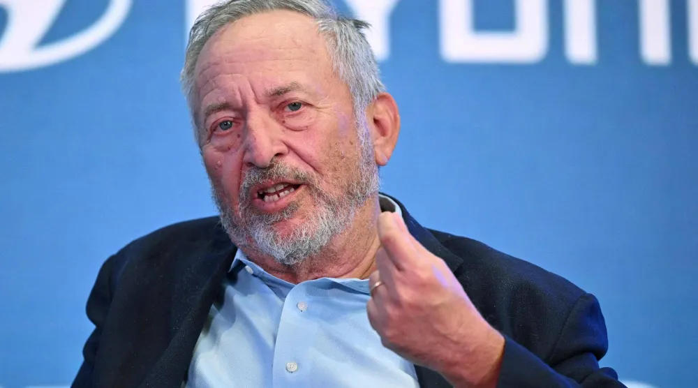 وزير الخزانة الأميركي السابق لاري سامرز خلال القمة الاقتصادية العالمية في العاصمة واشنطن يوم 17 أبريل 2024 (أ.ف.ب) 