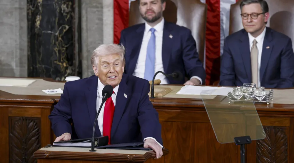 ترامب، برفقة نائب الرئيس جي دي فانس ورئيس مجلس النواب مايك جونسون، يلقي خطاب حالة الاتحاد أمام جلسة مشتركة للكونغرس الثلاثاء(إ.ب.أ)