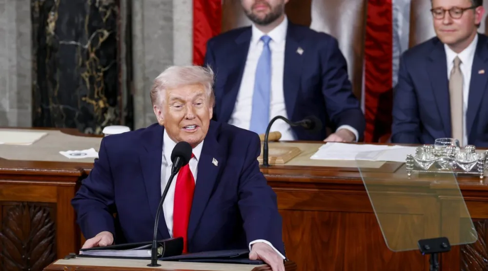 ترمب برفقة نائب الرئيس جي دي فانس ورئيس مجلس النواب مايك جونسون يلقي خطاب حالة الاتحاد أمام جلسة مشتركة للكونغرس الثلاثاء (إ.ب.أ) 