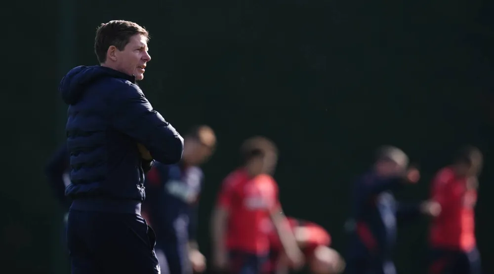 غلاسنر خلال إشرافه على التدريبات الأخيرة (د.ب.أ)