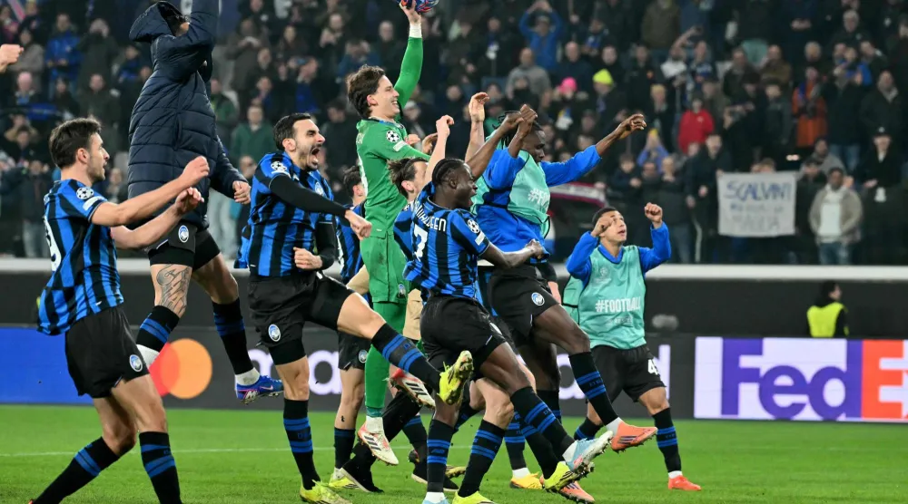 فرحة لاعبي أتالانتا مع جماهيرهم بالتأهل (أ.ف.ب)