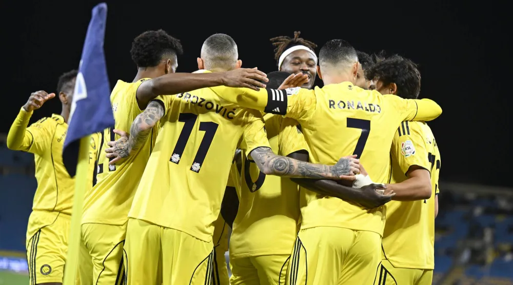 لاعبو النصر يحتفلون بهدف رونالدو في النجمة (تصوير: بشير صالح)