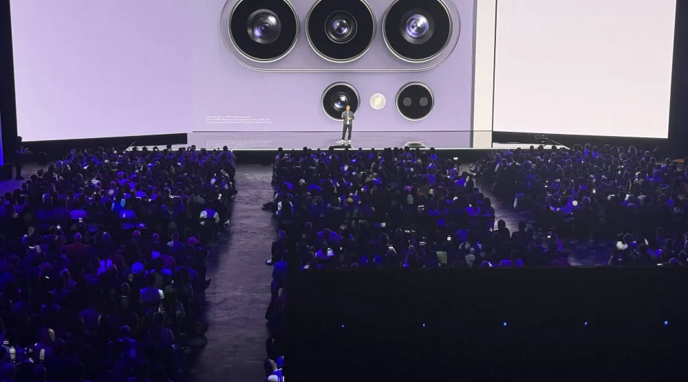 كشفت «سامسونغ» عن أحدث هواتفها من سلسلة «غالاكسي» خلال عرض في سان فرانسيسكو اليوم (أ.ب)