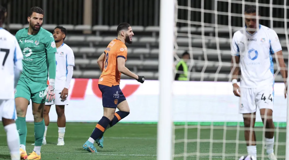 ياسين بينزيا يحتفل بعد تسجيل التعادل للفيحاء (تصوير: عبد العزيز النومان)