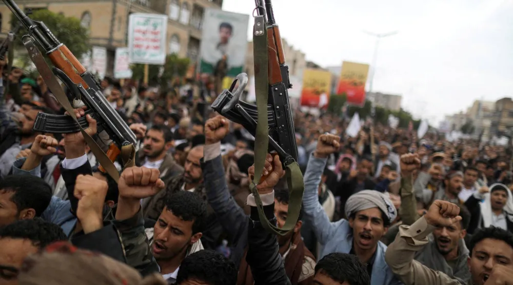 الحوثيون يخشون من تحول المطالب بالرواتب إلى انتفاضة ضدهم (رويترز)