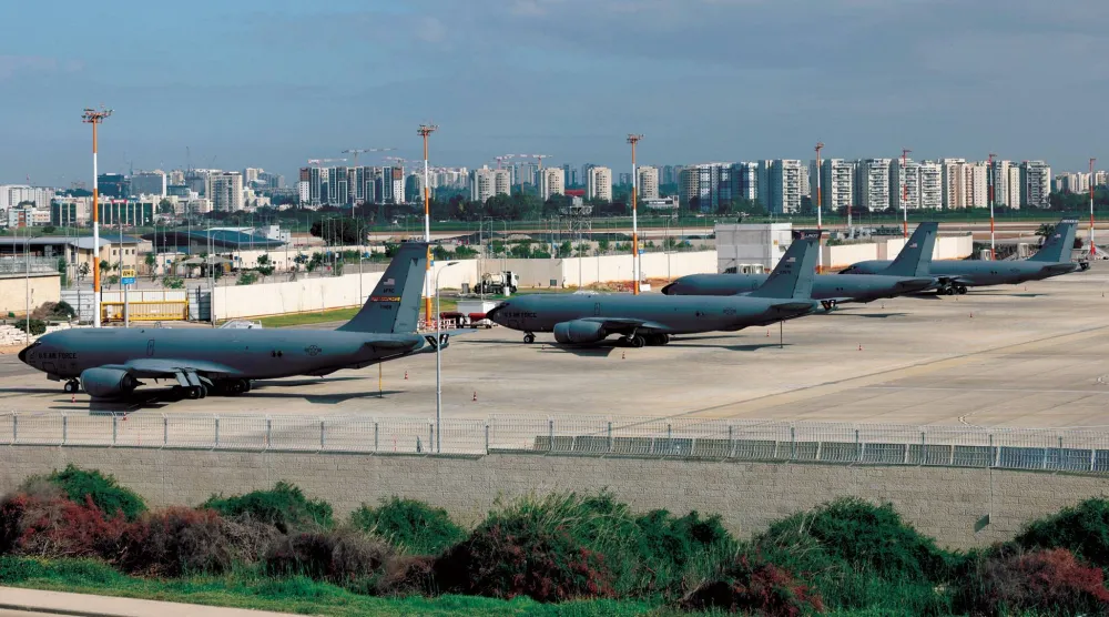  طائرات عسكرية أميركية مخصصة للتزود بالوقود في الجو خلال توقفها بمطار بن غوريون قرب تل أبيب أمس (إ.ب.أ)