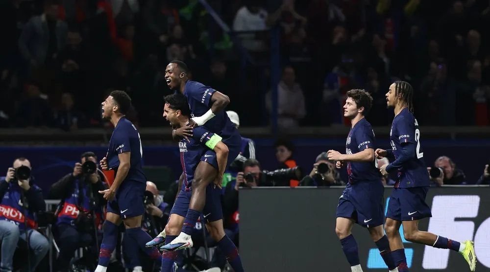 لاعبو سان جيرمان يحتفلون بعد الهدف الثاني (إ.ب.أ)