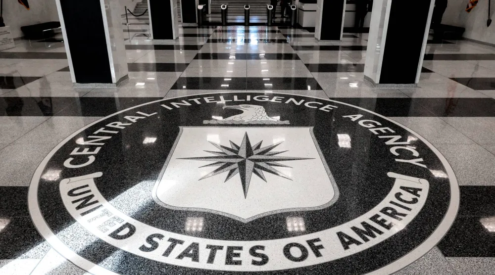 شعار «وكالة الاستخبارات المركزية الأميركية (سي آي إيه)» عند مدخل مقرها في فرجينيا (رويترز)