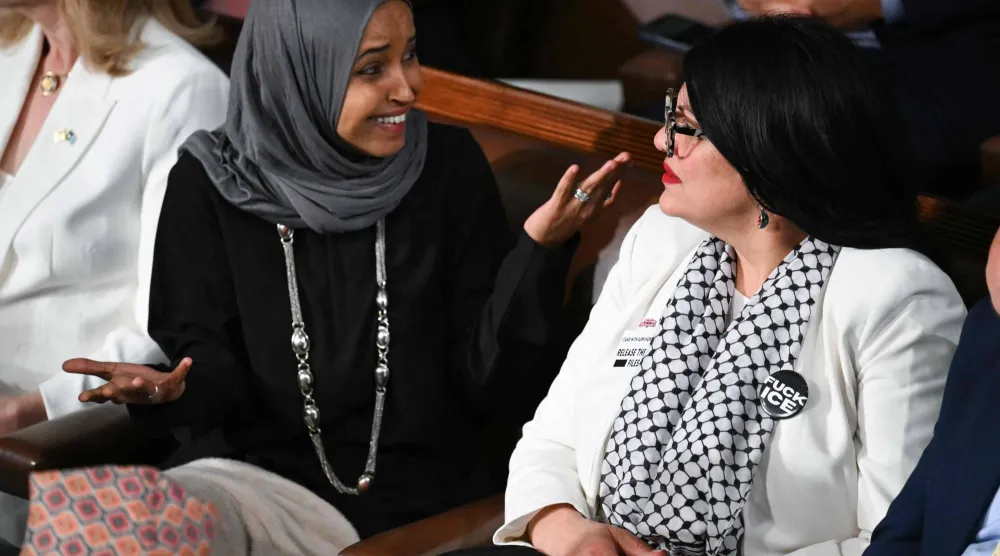 النائبتان الأميركيتان رشيدة طليب وإلهان عمر خلال إلقاء ترمب خطابه في الكونغرس يوم أمس (ا.ف.ب)