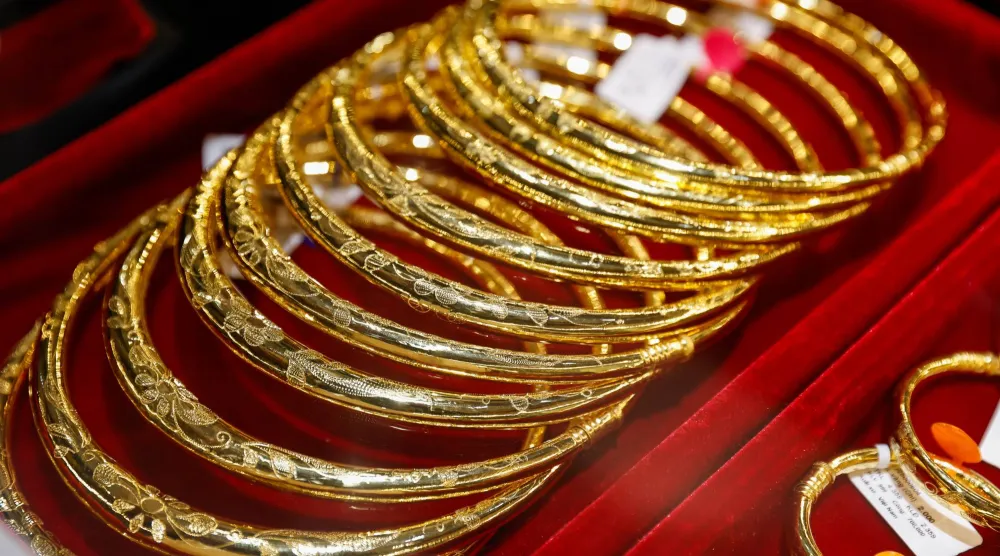 قطع ذهبية تعرض في متجر مجوهرات في هانوي (إ.ب.أ)