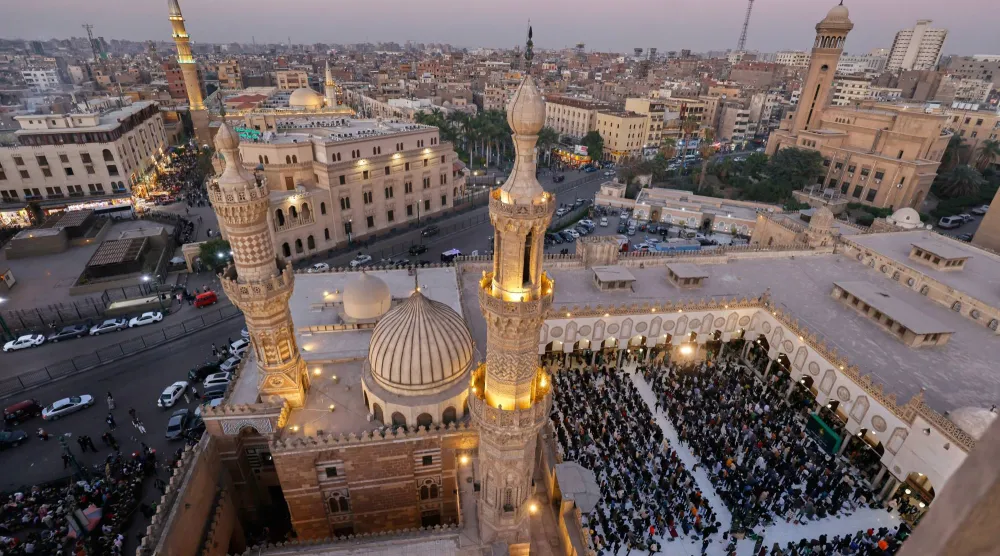 آلاف الطلاب المسلمين يفطرون خلال شهر رمضان المبارك في نقطة توزيع وجبات مجانية في الجامع الأزهر (أ.ب)