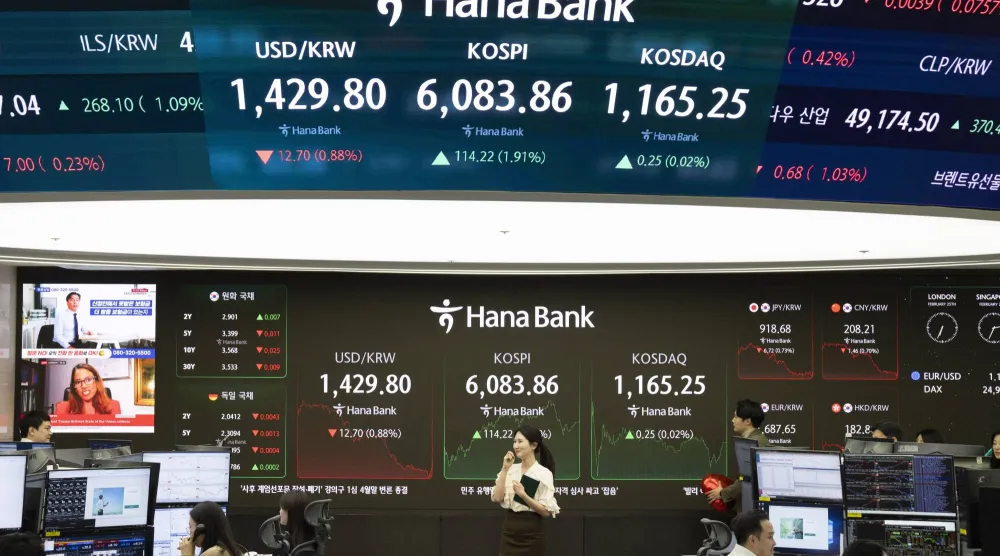 متداولون يعملون في بنك هانا بسيول (إ.ب.أ)