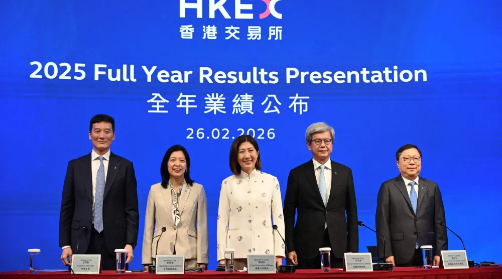 مسؤولو «بورصة هونغ كونغ» خلال مؤتمر لعرض نتائج عام 2025 في مقرها بالجزيرة الصينية (أ.ف.ب)