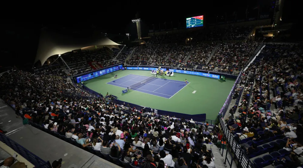 في بطولة دبي للتنس خصص المنظمون ما أطلقوا عليه «شاحنة غرفة التحطيم التفاعلية» (إ.ب.أ)