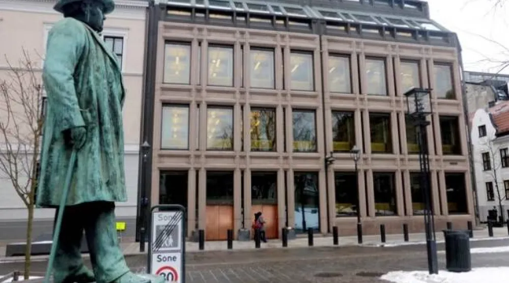 صورة عامة للبنك المركزي النرويجي حيث يقع صندوق الثروة السيادي النرويجي في أوسلو (رويترز)