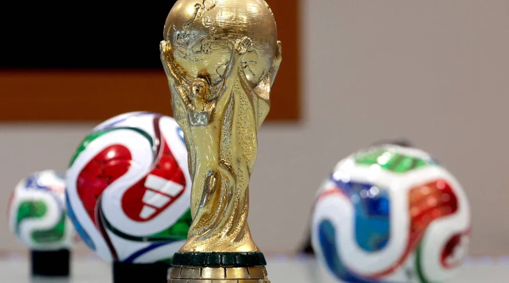 عشرة اتحادات أوروبية تبادلت مخاوفها مؤخراً خلال مؤتمر «يويفا» السنوي في بروكسل (أ.ف.ب)