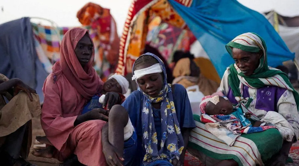 أشخاص فرّوا من الفاشر بالسودان في مخيم للنازحين بالطويلة شمال دارفور 27 أكتوبر 2025 (رويترز)