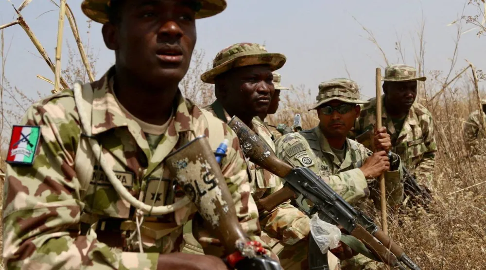 جندي أميركي (الثاني من اليمين) يُدرّب جنوداً نيجيريين بمعسكر بجاجي في نيجيريا 14 فبراير 2018 (رويترز)