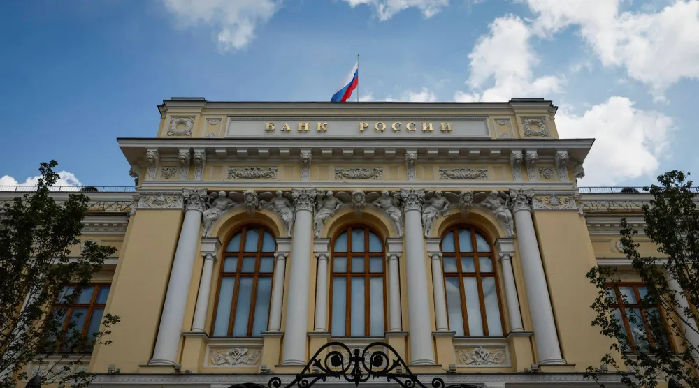 علم الدولة الروسي يرفرف فوق مقر البنك المركزي في موسكو (رويترز)