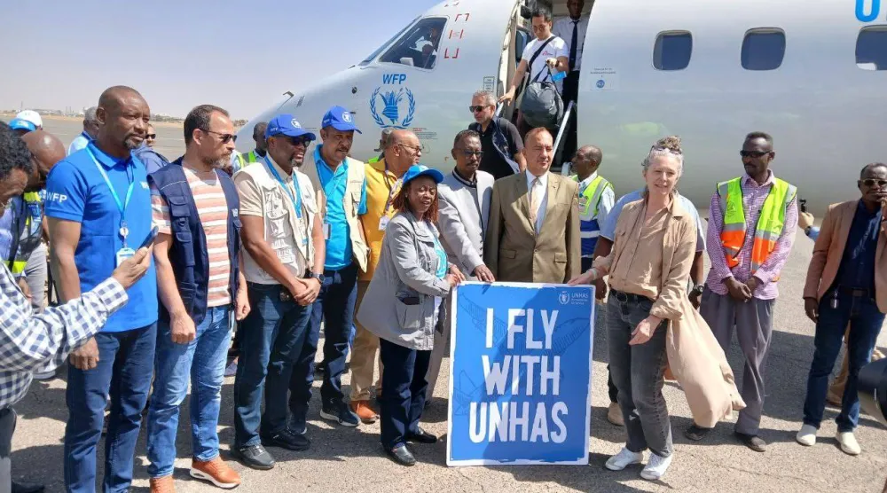 منسقة الشؤون الإنسانية دينيس براون مع فريق الأمم المتحدة الذي وصل إلى مطار الخرطوم الخميس 26 فبراير 2026 (الشرق الأوسط)