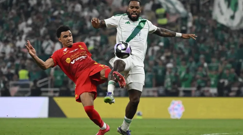 من المواجهة التي جمعت الأهلي والقادسية دورياً في جدة (تصوير: علي خمج)