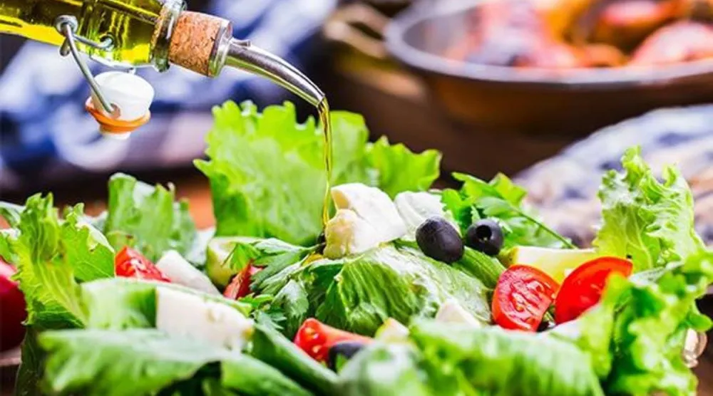 النظام الغذائي الصحي يلعب دوراً مهماً في تقليل خطر الإصابة بسرطان القولون والمستقيم (أ.ف.ب)