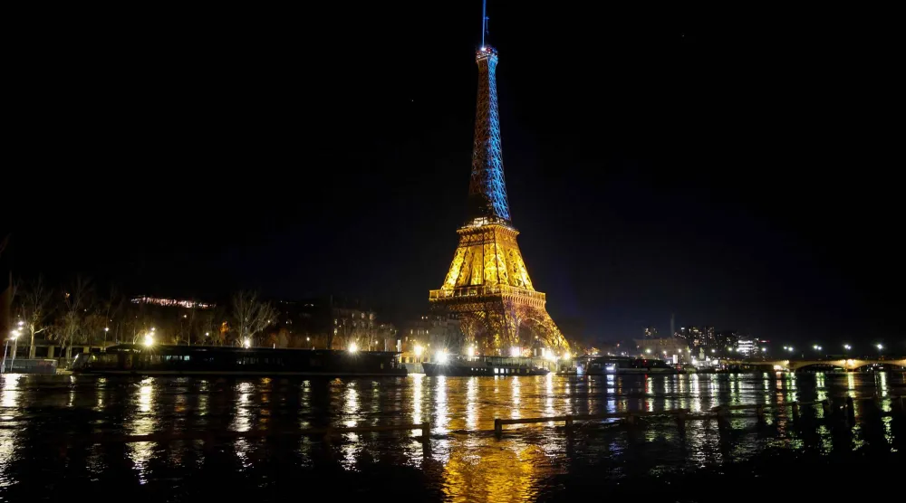 خلال إضاءة برج إيفل بألوان العلم الأوكراني بمناسبة الذكرى السنوية الرابعة للغزو الروسي لأوكرانيا 24 فبراير 2026 (أ.ف.ب)