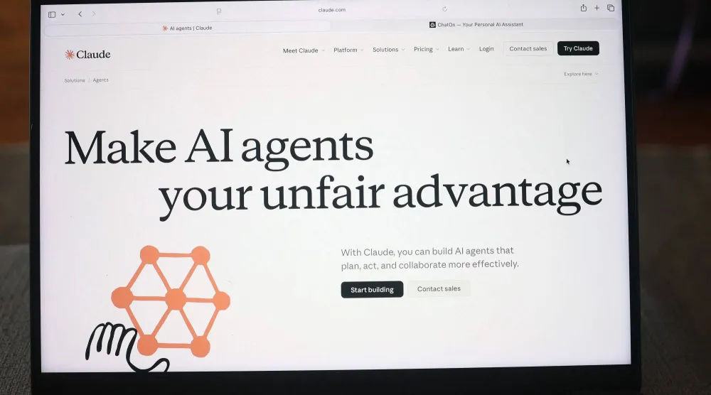 صورة لموقع «كلود» للذكاء الاصطناعي الذي طورته شركة أنثروبيك (أ.ف.ب) 