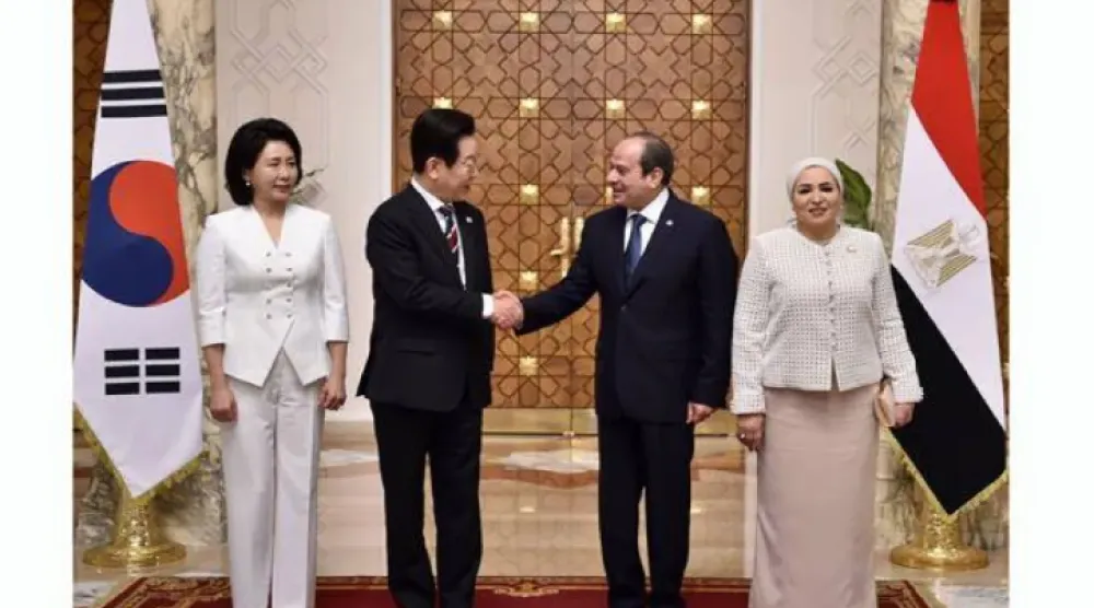 الرئيس المصري وقرينته فى استقبال الرئيس الكوري الجنوبي وقرينته بالقاهرة في نوفمبر الماضي (الرئاسة المصرية)