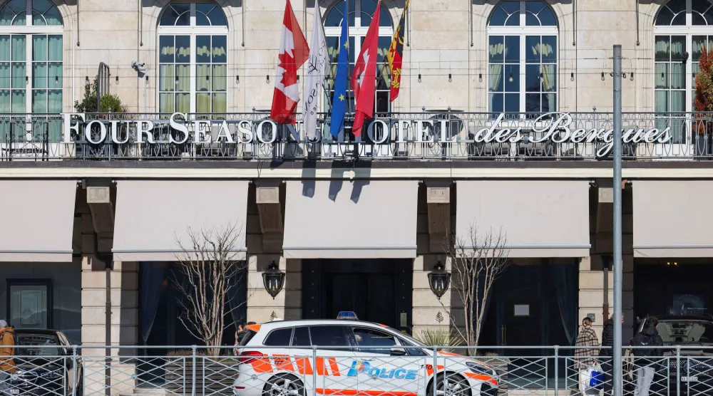 سيارة شرطة تقوم بدورية خارج فندق "فور سيزونز" في جنيف، حيث قامت الشرطة بتأمين المدينة في يوم جولة من محادثات السلام لإنهاء الحرب في أوكرانيا... جنيف 26 فبراير 2026 (رويترز)
