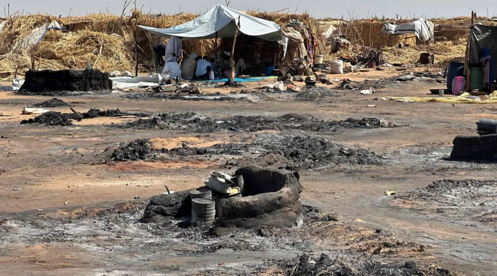 أنقاض حريق اندلع في مخيم «طويلة» بشمال إقليم دارفور يوم 11 فبراير 2026 (أ.ف.ب)