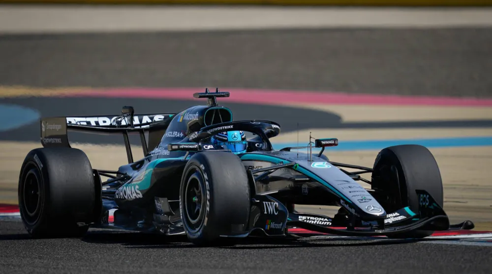 سائق مرسيدس البريطاني جورج راسل خلال اليوم الثالث من اختبارات ما قبل الموسم لبطولة «فورمولا 1» (أ.ب)