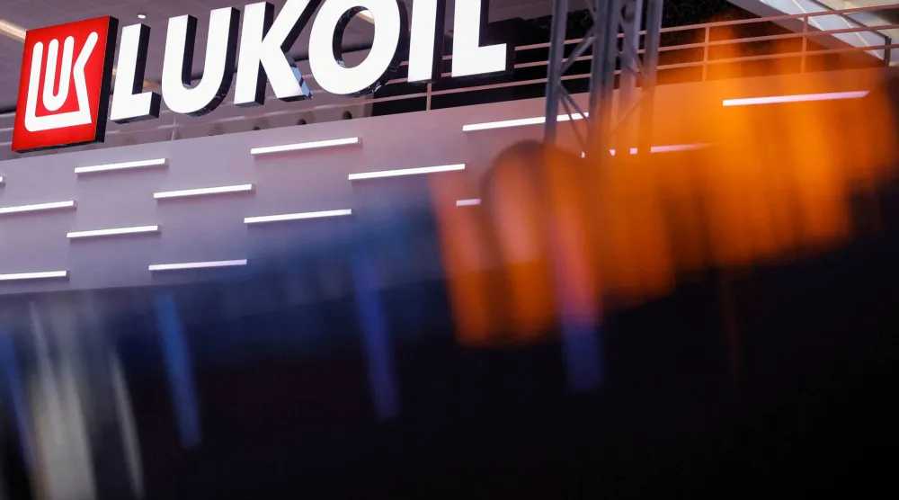 لافتة لشركة «لوك أويل» في «مؤتمر أبوظبي الدولي للطاقة - أديبك» (رويترز)