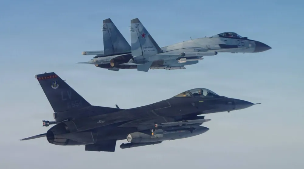 مقاتلة أميركية من طراز «إف 16» وأخرى روسية من طراز «سو 35» (أ.ب)