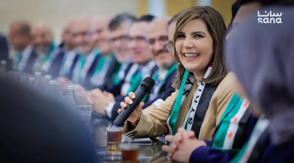 مجموعة من الدبلوماسيين المنشقين عن النظام الأسد استضافتهم الخارجية السورية نوفمبر الماضي (سانا)