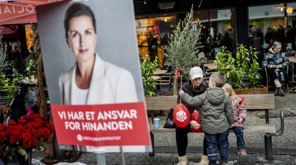 ملصق حملة انتخابية يظهر رئيسة الوزراء الدنماركية ميته فريدريكسن في ميدان هيرليف إحدى ضواحي كوبنهاغن بالدنمارك يوم 26 فبراير 2026 (إ.ب.أ) 