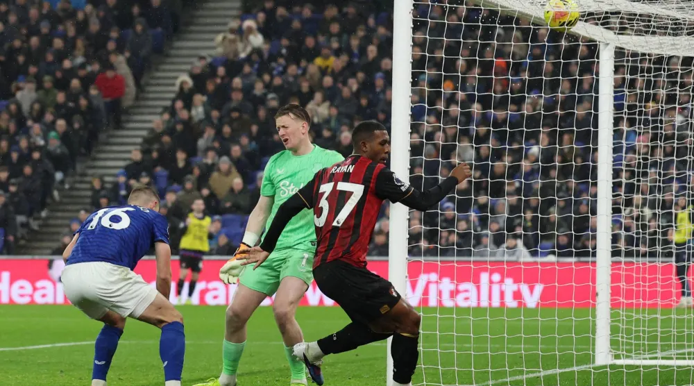 ريان وفرحة هزه شباك إيفرتون (رويترز)