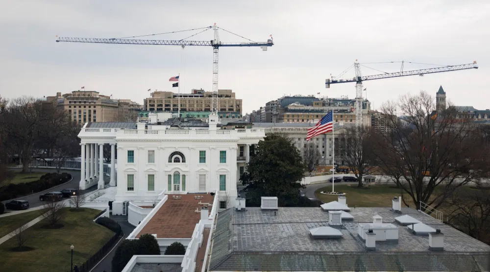 صورة تُظهر البيت الأبيض بما في ذلك الجناح الغربي وعملية بناء قاعة الاحتفالات الجديدة من مبنى مكتب أيزنهاور التنفيذي القديم في حرم البيت الأبيض في العاصمة واشنطن 25 فبراير 2026 (أ.ب)