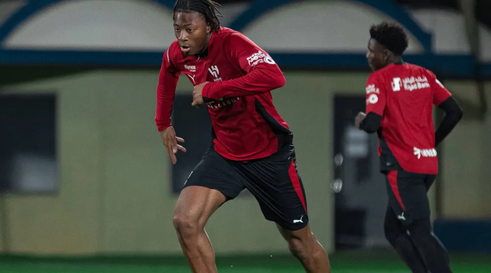 محمد ميتي خلال استعدادات الهلال للمباراة (موقع النادي)