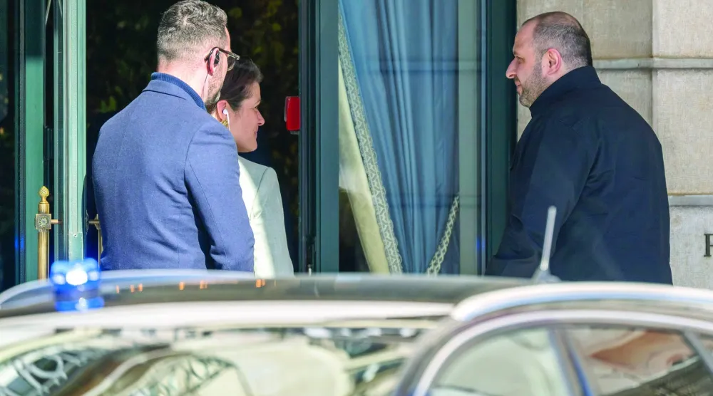 المفاوض الأوكراني رستم عمروف لدى وصوله إلى جنيف أمس (إ.ب.أ)