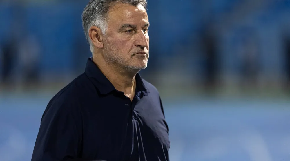 غالتييه مدرب نيوم (تصوير: عيسى الدبيسي)