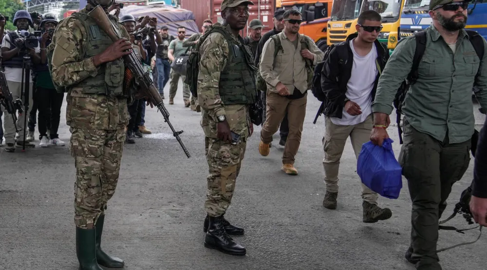 المتحدث باسم حركة «إم 23» ويلي نغوما (وسط) خلال إطلاق سراح مرتزقة قرب نقطة حدودية شرق الكونغو - 29 يناير 2025 (أ.ب)