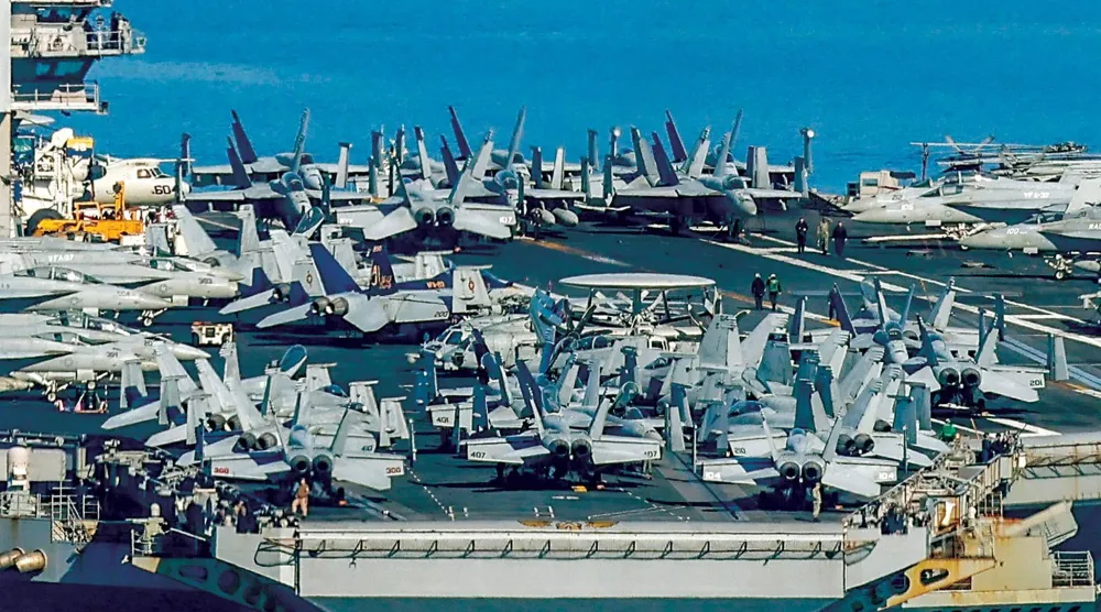 حاملة الطائرات الأميركية «جيرالد فورد» لدى مغادرتها جزيرة كريت اليونانية أمس (أ.ف.ب)