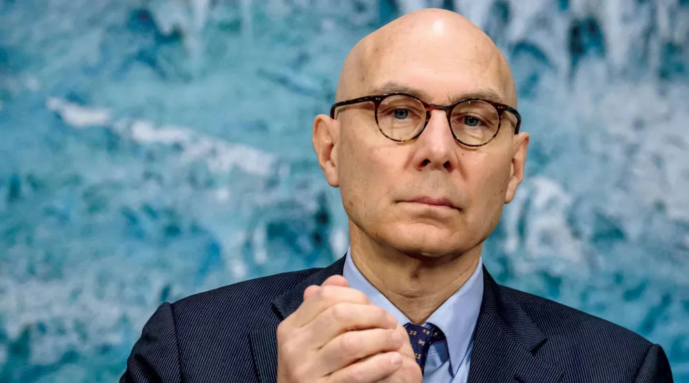  حرب السودان الدائرة منذ منتصف أبريل 2023 تسببت في دمار كبير للبلاد... (أ.ف.ب) وفي الإطار فولكر تورك (أ.ف.ب)