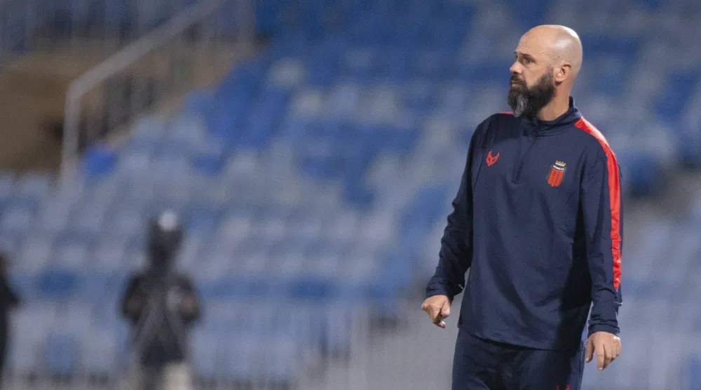 ماوريسيو دولاك مدرب الرياض (تصوير: سعد الدوسري) 