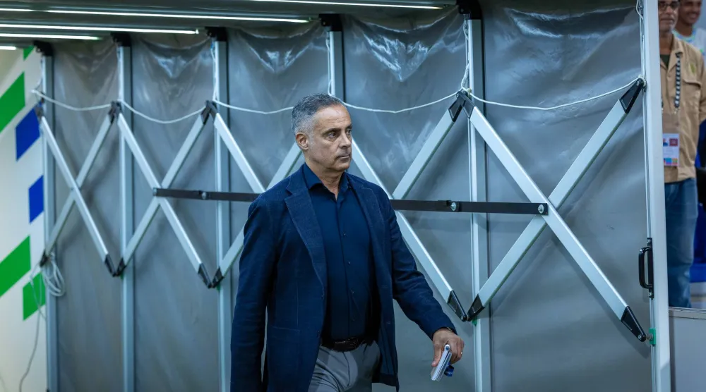 غوميز مدرب فريق الفتح (تصوير: عيسى الدبيسي) 