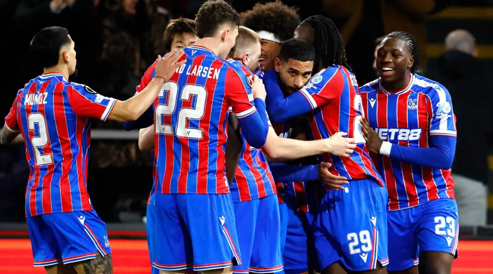 فرحة لاعبي كريستال بالاس بالهدف الثاني (إ.ب.أ)