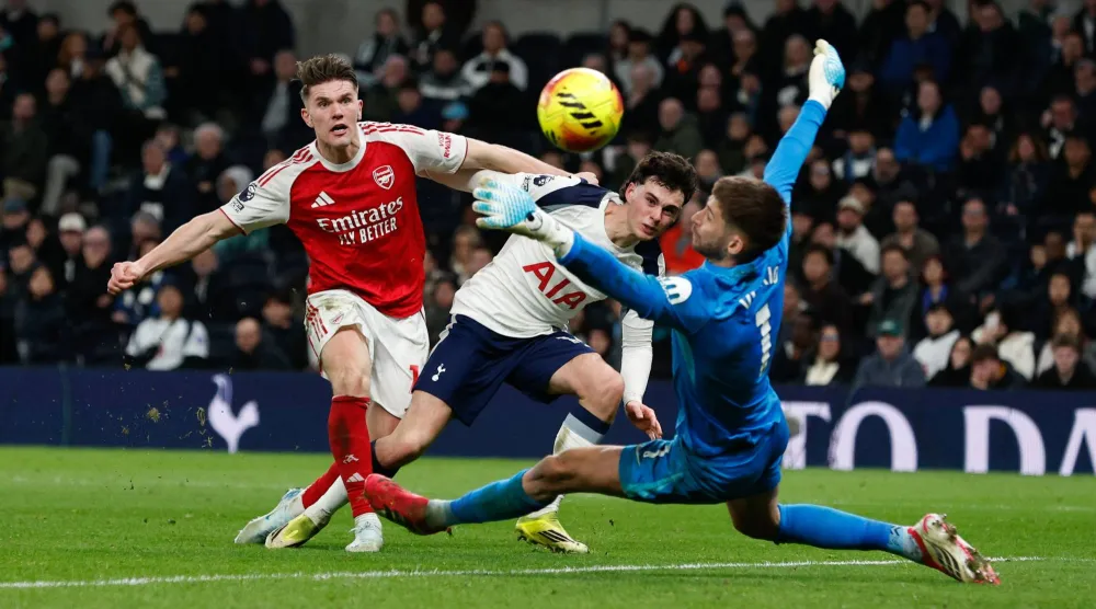 من مباراة أرسنال أمام توتنهام والتي كسبها الأول برباعية (إ.ب.أ)